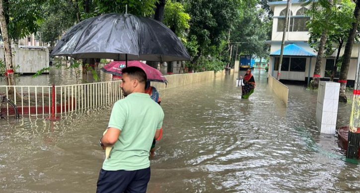 পানি নিষ্কাশনের অভাবে বেনাপোল কাস্টম হাউসে জলাবদ্ধতা পানি নিষ্কাশনের অভাবে বেনাপোল কাস্টম হাউসে জলাবদ্ধতা