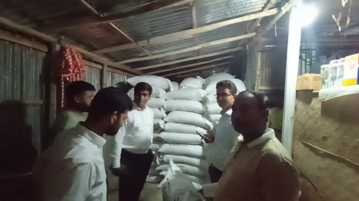 চোরা বাজারে বিক্রির জন্য মজুত ১৩৩ বস্তা সার জব্দ চোরা বাজারে বিক্রির জন্য মজুত ১৩৩ বস্তা সার জব্দ