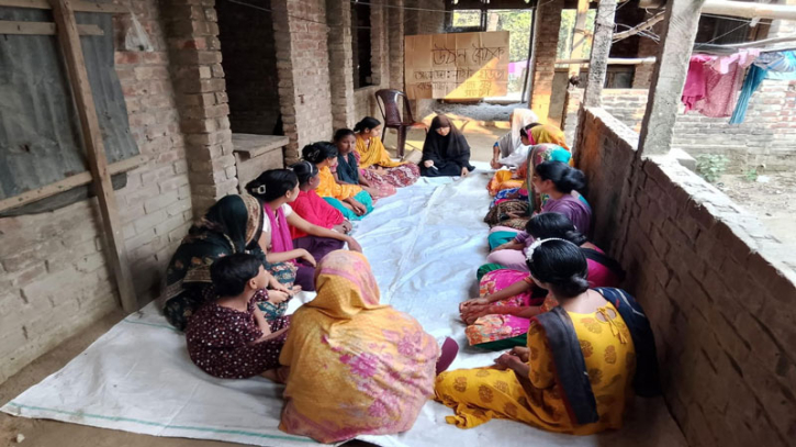 আশ্রিত নারী-কিশোরীদের ইভটিজিং-সহিংসতার রোধে উঠান বৈঠক আশ্রিত নারী-কিশোরীদের ইভটিজিং-সহিংসতার রোধে উঠান বৈঠক