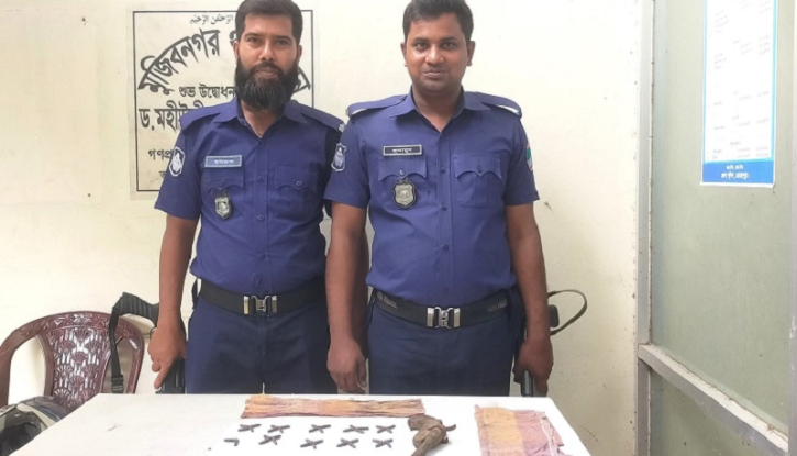 মেহেরপুরে যৌথবাহিনীর অভিযানে শুটার গান ও গুলি উদ্ধার মেহেরপুরে যৌথবাহিনীর অভিযানে শুটার গান ও গুলি উদ্ধার