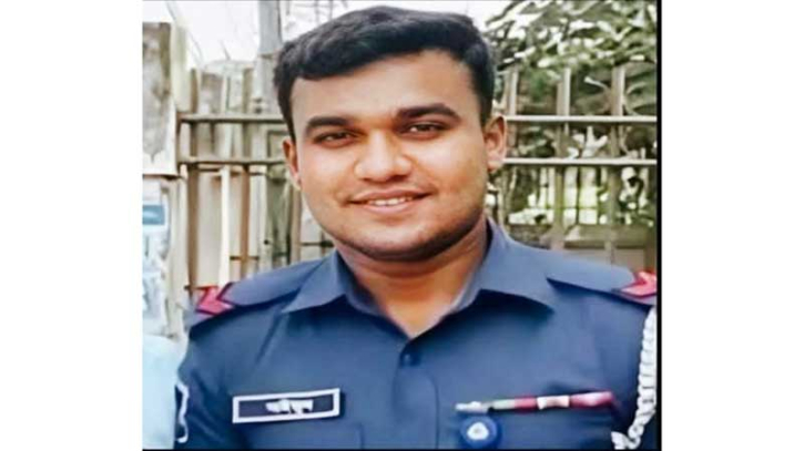 হাতিয়াতে ট্রলার ডুবির দুই দিন পর মিলল পুলিশ সদস্যের মরদেহ