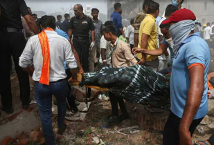 আহমেদাবাদে এয়ার ইন্ডিয়ার উড়োজাহাজ বিধ্বস্ত: ২৪২ আরোহীই নিহত