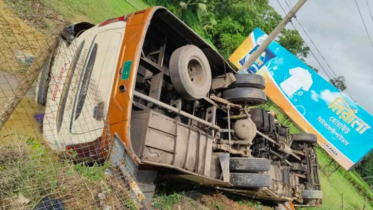 রামুতে বাস-ভ্যান সংঘর্ষে বাবা-ছেলেসহ নিহত ৩, আহত ১০