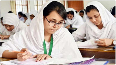 পরীক্ষা পেছানোসহ ৩ দাবিতে আন্দোলনে এইচএসসি পরীক্ষার্থীরা