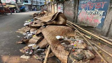 রাতে ’শতভাগ অপসারণ’ দাবি, সকালে বর্জ্যের স্তূপে ঢাকার বাস্তবতা