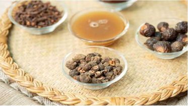 হারবাল শ্যাম্পু ব্যবহারে চুল রুক্ষ হয় কেন, কীভাবে এড়াবেন