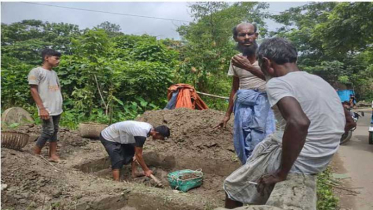 এক কবরেই মা-ছেলে, কান্নায় ভেঙে পড়েছে পুরো এলাকা