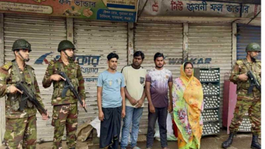 বগুড়ায় সেনা অভিযানে মাদক, দেশীয় অস্ত্র ও টাকা উদ্ধার, আটক ৪