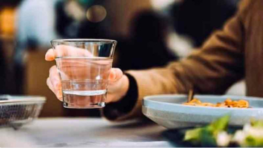 খাওয়ার পর পানি পান করলে কি সত্যিই মেদ বাড়ে?