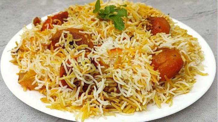 বাঙালির বিরিয়ানিতে আলু: স্বাদের সাথে ইতিহাসের মিশেল বাঙালির বিরিয়ানিতে আলু: স্বাদের সাথে ইতিহাসের মিশেল