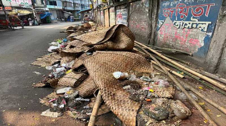 রাতে ’শতভাগ অপসারণ’ দাবি, সকালে বর্জ্যের স্তূপে ঢাকার বাস্তবতা রাতে ’শতভাগ অপসারণ’ দাবি, সকালে বর্জ্যের স্তূপে ঢাকার বাস্তবতা