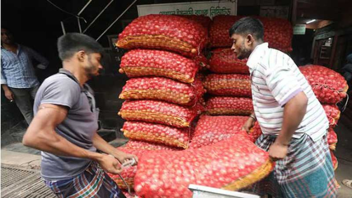 “ঈদের আগে পেঁয়াজ-রসুন-আদার দামে স্বস্তি, তবে বাজারে ক্রেতা কম” “ঈদের আগে পেঁয়াজ-রসুন-আদার দামে স্বস্তি, তবে বাজারে ক্রেতা কম”