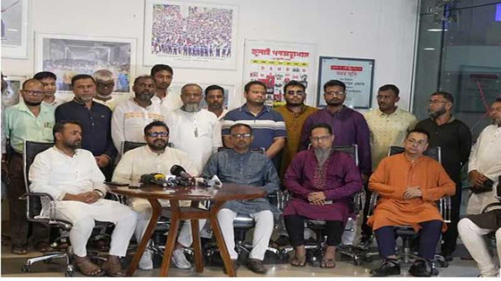 বর্জ্য সরানোর দায়িত্ব ফেলে সংবাদ সম্মেলনে চালক-অপারেটর! সমালোচনার মুখে ডিএনসিসি বর্জ্য সরানোর দায়িত্ব ফেলে সংবাদ সম্মেলনে চালক-অপারেটর! সমালোচনার মুখে ডিএনসিসি