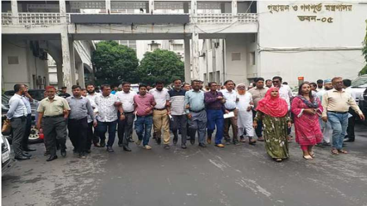 “চাকরি সংশোধনী বাতিলে সচিবালয়ে ফের বিক্ষোভ, উপদেষ্টাদের স্মারকলিপি” “চাকরি সংশোধনী বাতিলে সচিবালয়ে ফের বিক্ষোভ, উপদেষ্টাদের স্মারকলিপি”