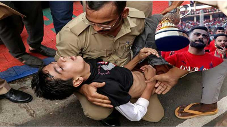 উৎসবে মগ্ন কোহলি, বাইরে পদদলনে প্রাণহানি—কে নেবে দায়? উৎসবে মগ্ন কোহলি, বাইরে পদদলনে প্রাণহানি—কে নেবে দায়?