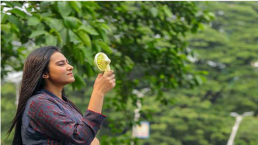চলতি গরমে স্টাইল ও স্বস্তির সমাধান: হ্যান্ডফ্যানের দাপট
