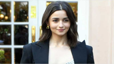 দেশের জন্য কানের লাল গালিচা ছাড়লেন আলিয়া ভাট!