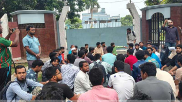 “নির্বাচন চাই” স্লোগানে রাবি উপাচার্যের বাসভবন ঘেরাও