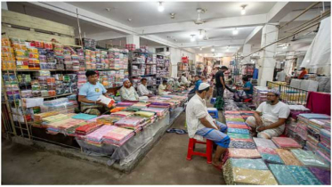 অর্ধেক দামে শাড়ি কিনতে টাঙ্গাইলের ২০০ বছরের হাটে ভিড়