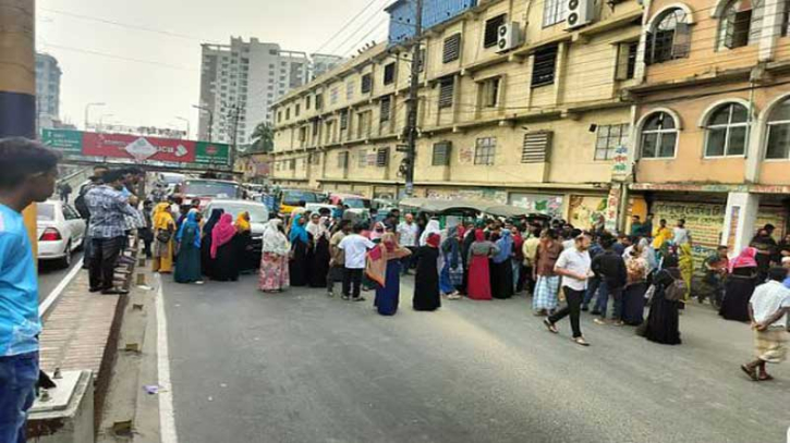 চট্টগ্রামে তিন মাসের বেতন বাকি, রাস্তায় নেমে প্রতিবাদ শ্রমিকদের চট্টগ্রামে তিন মাসের বেতন বাকি, রাস্তায় নেমে প্রতিবাদ শ্রমিকদের