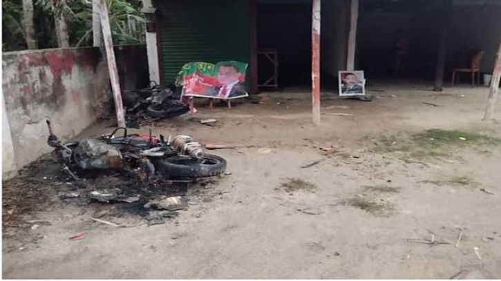 পুকুর নিয়ে দ্বন্দ্বে বিএনপি কার্যালয়ে অগ্নিসংযোগ, পুঠিয়ায় উত্তপ্ত পরিস্থিতি পুকুর নিয়ে দ্বন্দ্বে বিএনপি কার্যালয়ে অগ্নিসংযোগ, পুঠিয়ায় উত্তপ্ত পরিস্থিতি