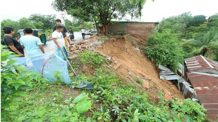 পাহাড়ধসের আতঙ্কে রাঙামাটি, আশ্রয়কেন্দ্রে ছুটছেন শতাধিক মানুষ