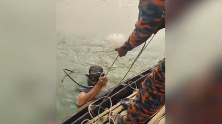 প্রেমঘটিত বিষণ্নতা? ১৩ ঘণ্টা পর মহানন্দা নদীতে মিলল শামীমের নিথর দেহ প্রেমঘটিত বিষণ্নতা? ১৩ ঘণ্টা পর মহানন্দা নদীতে মিলল শামীমের নিথর দেহ