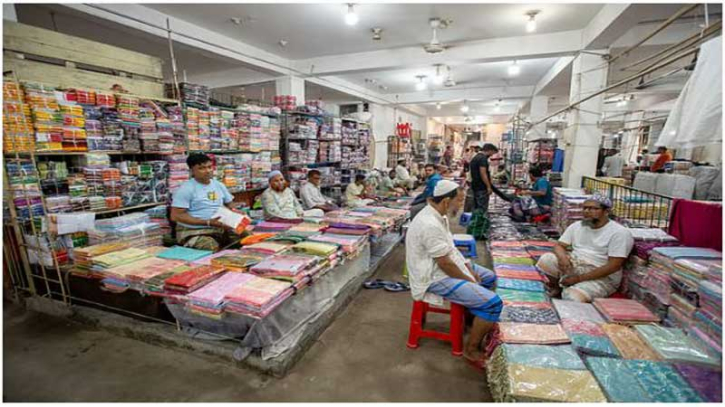 অর্ধেক দামে শাড়ি কিনতে টাঙ্গাইলের ২০০ বছরের হাটে ভিড়