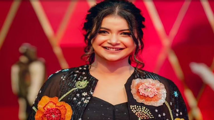 মসজিদে বিয়ে ও স্বামী নিয়ে খোলামেলা কথা বললেন শবনম ফারিয়া