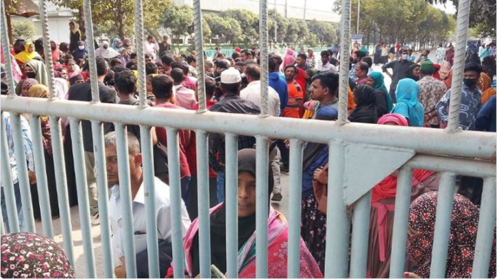 কুমিল্লা ইপিজেডে পাওনা না পেয়ে শ্রমিকদের বিক্ষোভ