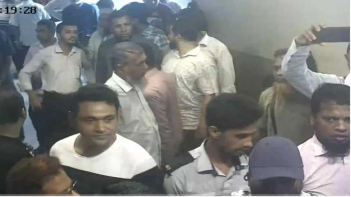 ফারইস্ট লাইফে লুটপাট ও ভাঙচুর: ২৪ পরিচালকের নামে মামলা দায়ের ফারইস্ট লাইফে লুটপাট ও ভাঙচুর: ২৪ পরিচালকের নামে মামলা দায়ের