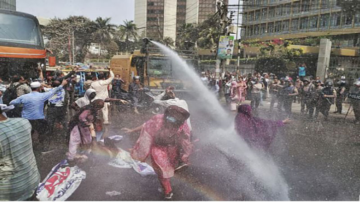 একীভূত ৫ ব্যাংক ইস্যুতে বিস্ফোরণ! আমানতকারীদের বিক্ষোভে জলকামান