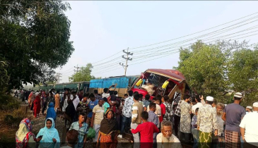 কুমিল্লায় ভয়াবহ ট্রেন-বাস সংঘর্ষ, নিহত ১২ কুমিল্লায় ভয়াবহ ট্রেন-বাস সংঘর্ষ, নিহত ১২