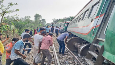 ৯ বগি লাইনচ্যুত, অন্তত ৫০ জন আহত; ঢাকার সঙ্গে ৫ জেলার ট্রেন চলাচল