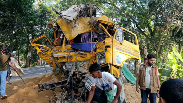 নাটোরে বাস-ট্রাকের মুখোমুখি সংঘর্ষ, প্রাণ গেল ১৪ জনের